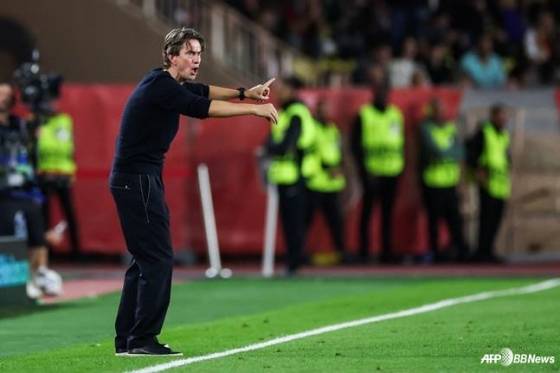 토마스 프랭크 토트넘 홋스퍼 감독이 기술 지역에서 전술 지시하고 있다. /AFPBBNews=뉴스1