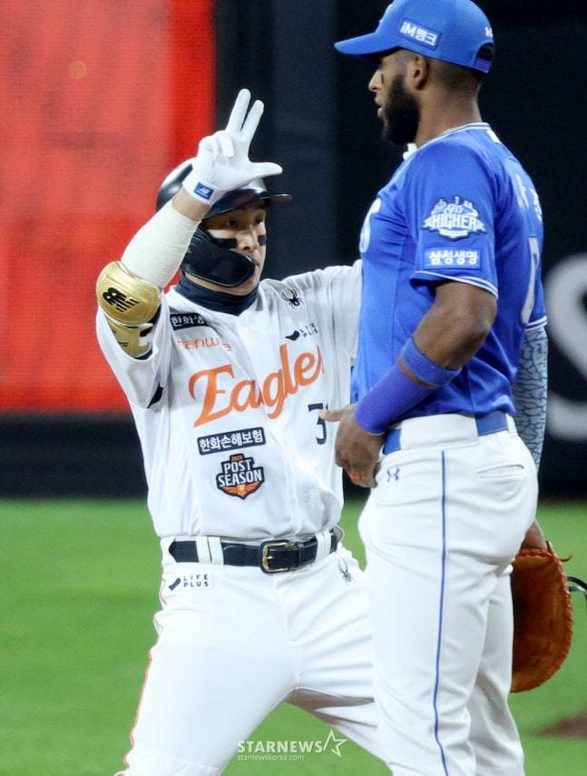 2025 KBO리그 플레이오프 5차전 한화 이글스 대 삼성 라이온즈전이 24일 대전 한화생명 볼파크에서 열렸다.  한화 손아섭이 1회말 무사에서 우전 안타를 날리고 출루한 후 세리머니를 하고 있다. /사진=김진경 대기자