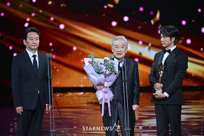배우 이순재가 11일 오후 KBS 2TV에서 방송된 '2024 KBS 연기대상'에서 대상을 받은 뒤 소감을 말하고 있다.  '2024 KBS 연기대상'은 지난달 31일 서울 영등포구 여의도 KBS홀에서 MC 장성규, 소녀시대 서현, 문상민의 진행 아래 시상식이 꾸며졌다. 작년 12월 29일 무안공항 제주항공 여객기 참사 여파로 국가 애도 기간이 선포됨에 따라 추모 물결에 동참, 예정된 생중계를 취소하고 방송을 한 해 미뤘다. / 사진제공=KBS /사진=김창현 chmt@