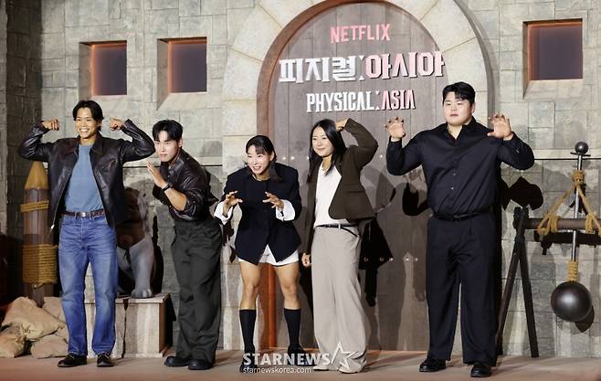 크로스핏 선수 아모띠, 전 국가대표 윤성빈, 레슬링 선수 장은실, 크로스핏 선수 최승연, 씨름선수 김민재가 24일 강남구 웨스틴 서울 파르나스에서 진행된 넷플릭스 예능 '피지컬: 아시아' 제작발표회에 참석해 포즈를 취하고 있다. /2025.10.24 /사진=김휘선 hwijpg@