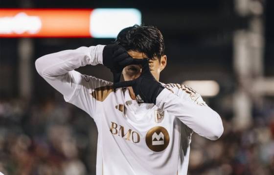 손흥민이 19일 오전 10시(한국시간) 미국 콜로라도주의 딕스 프로팅 구즈 파크에서 열린 MLS 정규리그 최종전에서 콜로라도 래피즈를 상대로 득점 후 세리머니하고 있다. /사진=로스앤젤레스FC 공식 사회관계망서비스(SNS)