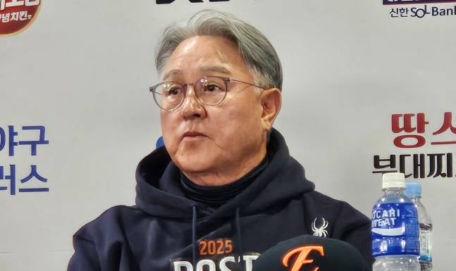 한화 김경문 감독이 25일 서울 잠실야구장에서 열린 2025 KBO 포스트시즌 한국시리즈 미디어데이에 나섰다. /사진=강영조 선임기자