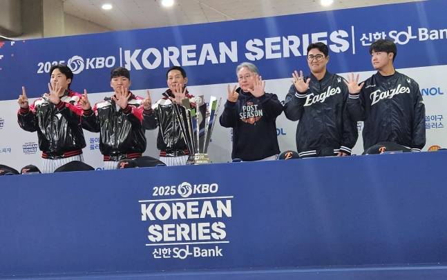 25일 서울 잠실야구장에서 열린 2025 KBO 포스트시즌 한국시리즈 미디어데이에서 LG와 한화 양 팀 참가자들이 각자 몇 차전에서 끝날지 손가락으로 표현했다. 왼쪽부터 LG 임찬규, 박해민, 염경엽 감독은 6차전을 이야기했고, 한화 김경문 감독은 7차전, 채은성과 정우주는 5차전을 예상했다. /사진=강영조 선임기자ㅍ