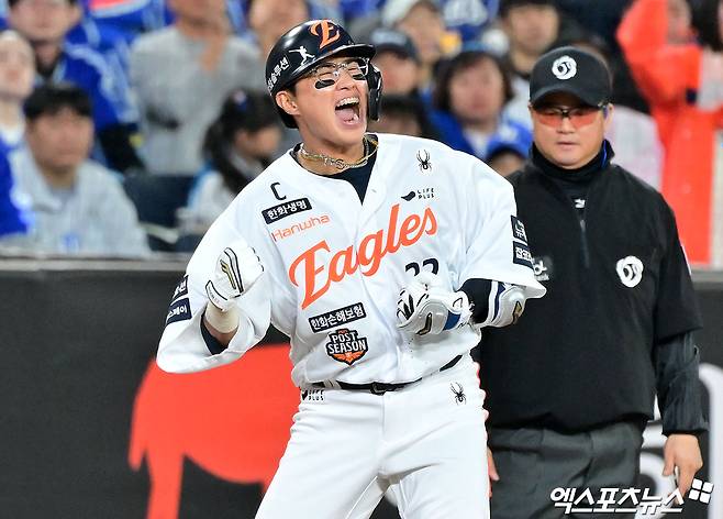 24일 오후 대전 한화생명 볼파크에서 열린 '2025 신한 SOL Bank KBO 포스트시즌' 삼성 라이온즈와 한화 이글스의 플레이오프 5차전 경기, 3회말 1사 1,3루 한화 채은성이 1타점 2루타를 날린 후 3루까지 진루하고 있다. 대전, 김한준 기자