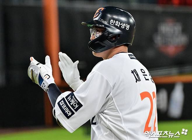 24일 오후 대전 한화생명 볼파크에서 열린 '2025 신한 SOL Bank KBO 포스트시즌' 삼성 라이온즈와 한화 이글스의 플레이오프 5차전 경기, 1회말 1사 1,3루 한화 채은성이 1타점 희생플라이 타구를 날리고 있다. 대전, 김한준 기자