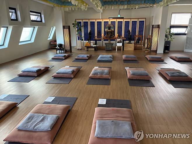 '홍대선원' 5층 법당 (서울=연합뉴스) 최혜정 인턴기자 = 지난 23일 서대문구 템플스테이 숙소 '홍대선원' 5층에 위치한 법당 모습. 2025.10.25