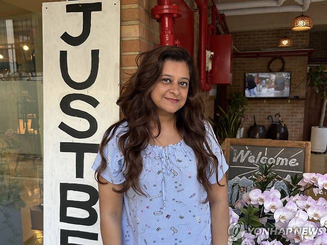 "만족스러워요" 소감 전하는 앤첼라 씨 (서울=연합뉴스) 최혜정 인턴기자 = 지난 23일 서대문구 템플스테이 숙소 '홍대선원'에 묵고 있는 앤첼라 씨가 숙소 간판 옆에서 포즈를 취하고 있다. 2025.10.25