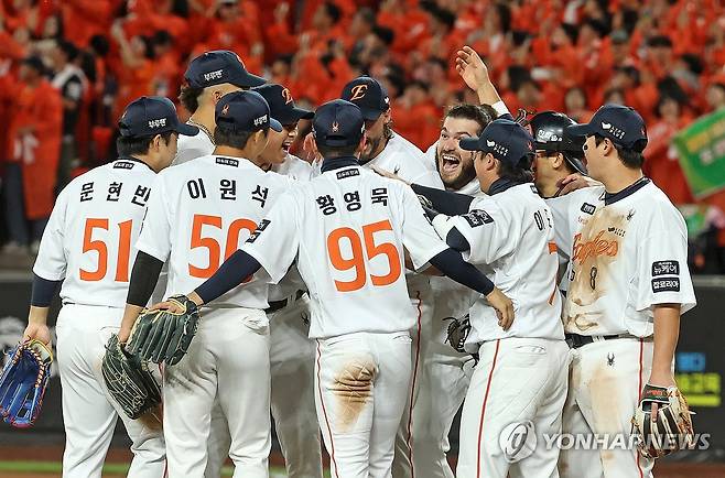 삼성 누른 한화 (대전=연합뉴스) 김준범 기자 = 24일 대전한화생명볼파크에서 열린 2025 프로야구 KBO리그 포스트시즌 플레이오프 5차전 삼성 라이온즈와 한화 이글스의 경기에서 승리한 한화 선수들이 기쁨을 나누고 있다. 2025.10.24 psykims@yna.co.kr