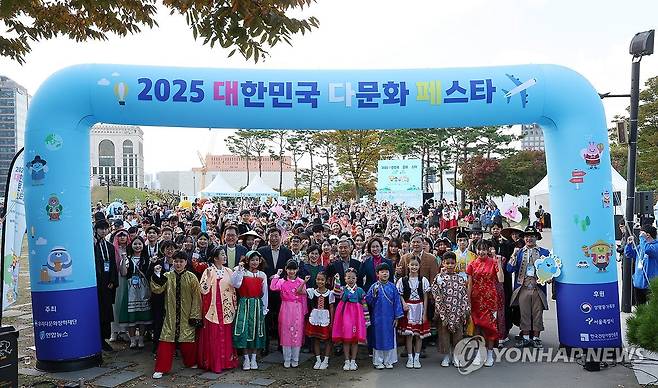 연합뉴스·우리다문화장학재단이 연 대한민국 다문화 페스타 (서울=연합뉴스) 신현우 기자 = 황대일 연합뉴스 대표이사 사장(두번째 줄 왼쪽 세번째)이 25일 서울 남산 백범광장에서 열린 2025 대한민국 다문화 페스타에 참석해 기념 촬영하고 있다.
    우리다문화장학재단과 국가기간뉴스통신사 연합뉴스가 주최하고, 서울특별시와 성평등가족부가 후원하는 행사는 '다(多)함께 걷는 우리, 다(多)양한 문화를 만나다'를 슬로건으로 열렸다.
    두번째 줄 왼쪽부터 최성지 성평등가족부 청소년가족정책실장, 장광익 우리다문화장학재단 사무국장, 황 사장, 원민경 성평등가족부 장관, 이종휘 우리다문화장학재단 이사장, 이인선 국회 성평등가족위원회 위원장, 김재홍 연합뉴스 비즈플러스 상무. 2025.10.25 nowwego@yna.co.kr