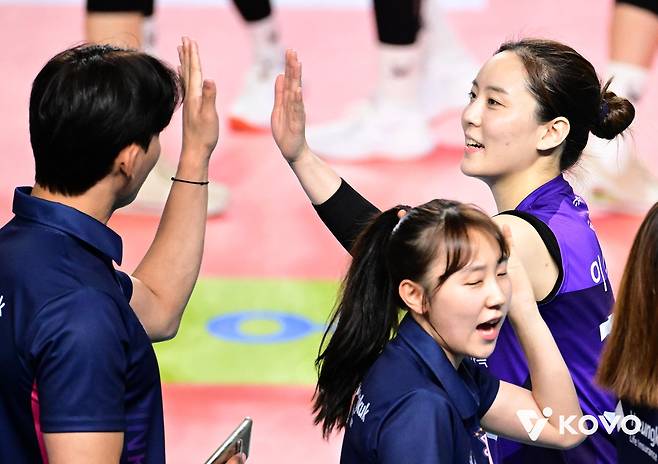 하이파이브 하는 흥국생명의 이나연(뒤편 오른쪽) [한국배구연맹 제공. 재판매 및 DB 금지]