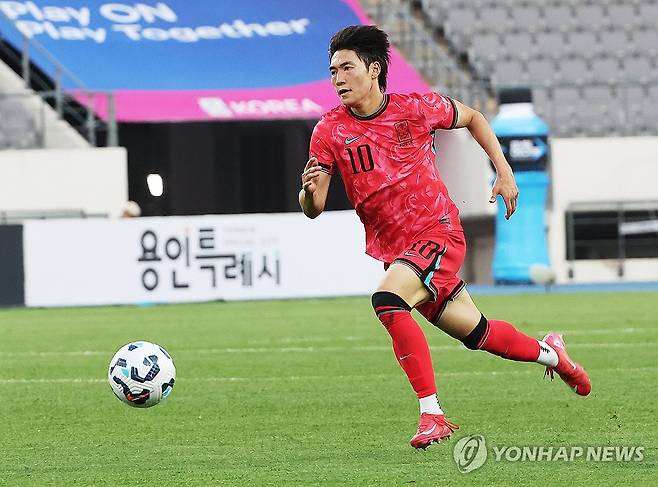 드리블하는 배준호 (용인=연합뉴스) 홍기원 기자 = 5일 경기도 용인미르스타디움에서 열린 U-22 축구 국가대표팀 친선전 대한민국과 호주의 경기. 한국 배준호가 드리블을 하고 있다. 2025.6.5 xanadu@yna.co.kr