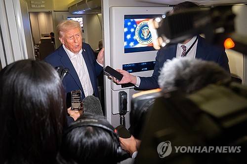 미국 대통령 전용기 안에서 기자들과 문답하는 트럼프 [AP 연합뉴스 자료사진. 재판매 및 DB 금지]