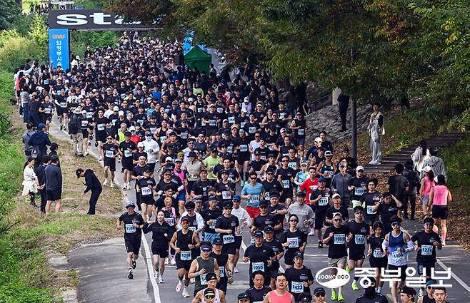 25일 오전 의정부시 중랑천 및 부용천 일대에서 열린 '2025 의정부시 하천 마라톤 전국대회'에 참가한 시민들이 마라톤 코스를 달리고 있다. 임채운기자