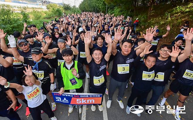 25일 오전 의정부시 중랑천 및 부용천 일대에서 열린 '2025 의정부시 하천 마라톤 전국대회'에서 김동근 의정부시장, 김연균 의정부시의회 의장, 송명호 의정부시 체육회장 및 시의원들과 참가자들이 출발에 앞서 기념사진을 촬영하고 있다. 임채운기자