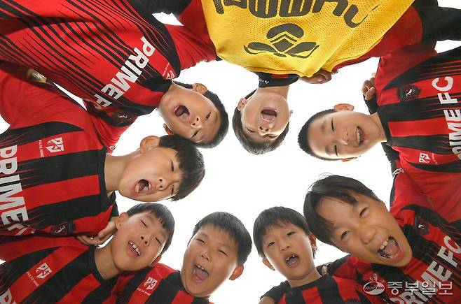 &nbsp;제7회 중부일보사장배 유소년 축구대회에서 선수들이 화이팅을 외치고 있다.정선식기자