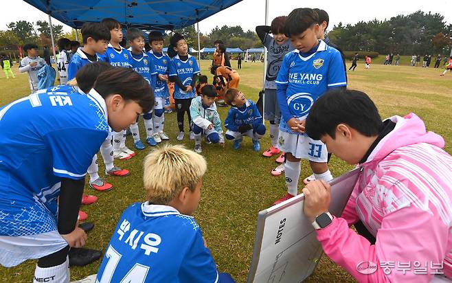 제7회 중부일보사장배 유소년 축구대회에서 한 팀이 작전을 짜고 있다.정선식기자