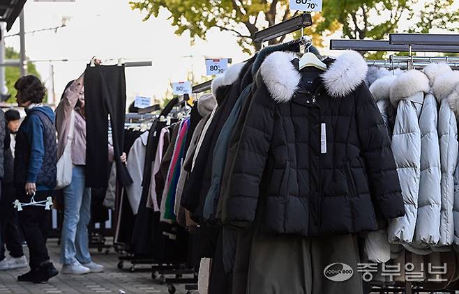 갑작스럽게 기온이 내려가면서 패션업계가 두꺼운 외투를 전면에 내세우고 있는 가운데 23일 오후 수원시 팔달구 한 백화점 앞에 두꺼운 옷들이 진열돼 있다. 임채운기자