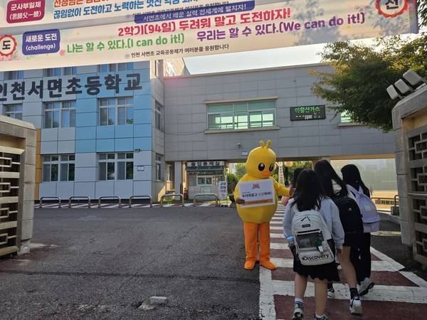 김창용 서면초 교장이 등굣길 학생들을 맞이하고 있다. [사진 = 박지현 기자]