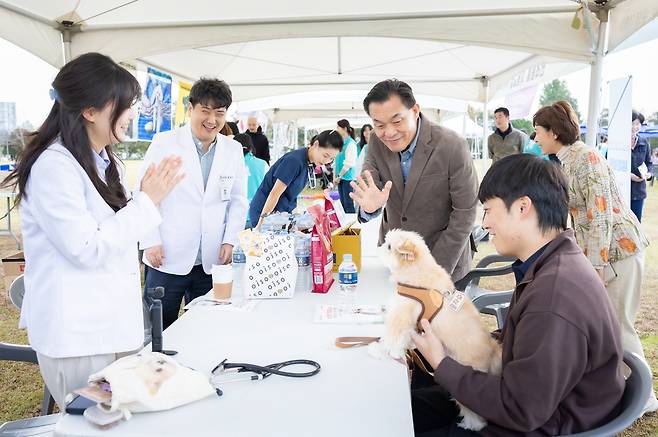 이재준 시장이 반려동물 건강상담 부스를 둘러보고 있다.