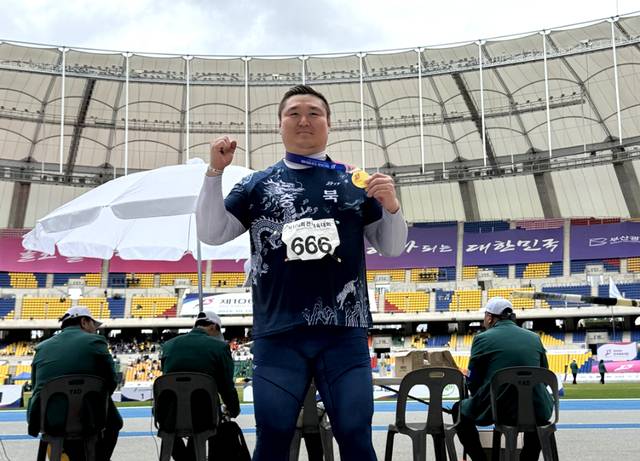 ▲ '한국 해머던지기의 살아있는 전설'로 불리고 있는 육상팀 이윤철 선수가 해머던지기 남자부에서 금메달을 목에 걸었다.