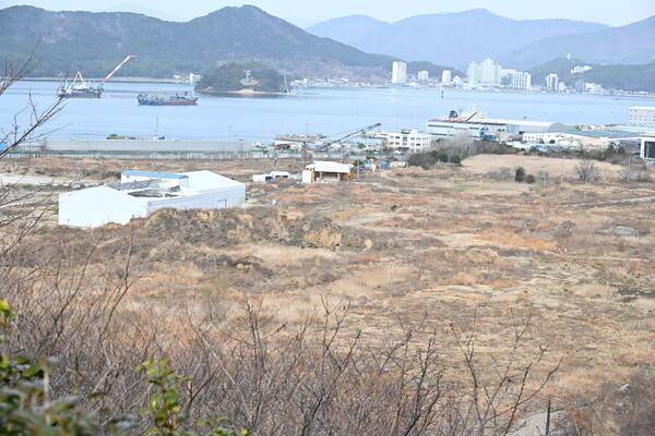 2025년 3월, 부영주택이 2007년부터 토양 오염 정화작업을 더디게 진행하고 있는 옛 진해화학 터 현장 모습. /김구연 기자