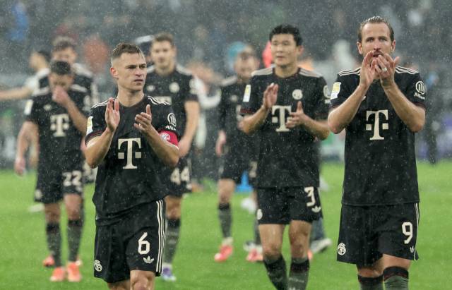 바이에른 뮌헨의 김민재(3번)가 26일 독일 묀헨글라트바흐에서 열린 분데스리가 8라운드 경기에 출전, 묀헨글라트바흐를 꺾는 데 힘을 보탠 뒤 동료들과 함께 팬들의 박수에 화답하고 있다. 연합뉴스