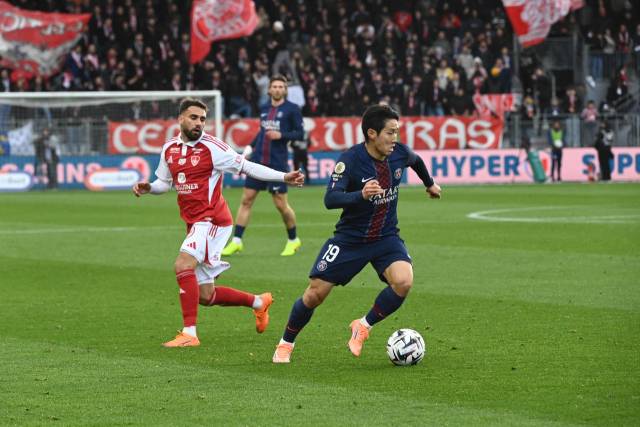 PSG의 이강인이 26일 프랑스 브레스트의 스타드 프랑시스 르 블레에서 열린 리그1 브레스트와의 원정 9라운드 경기에 출전해 드리블을 시도하고 있다. 연합뉴스