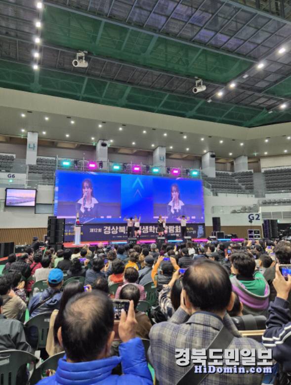 개막식 이후에는 이번 박람회의 하이라이트 축하공연인 '포항의 딸' 전유진 가수의 공연이 시작되며 관람객들의 뜨거운 호응을 이끌어냈다. 전유진 가수는 공연 시작 전 고향인 포항을 방문한 소감을 밝히며 포항을 찾아준 도민들에게 감사인사를 전하기도 했다.