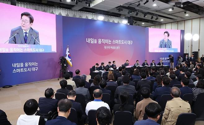 ▲ 24일 대구 엑스코에서 열린 '대구의 마음을 듣다' 타운홀미팅에서 참석자들이 이재명 대통령의 발언을 듣고 있다. 연합