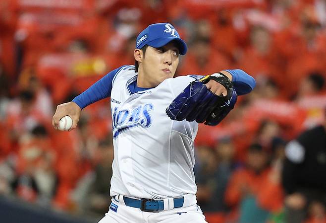 지난 22일 대구 삼성라이온즈파크에서 열린 2025 프로야구 KBO리그 포스트시즌 플레이오프 4차전 한화 이글스와 삼성 라이온즈의 경기. 2회초 삼성 선발투수 원태인이 역투하고 있다. 연합뉴스