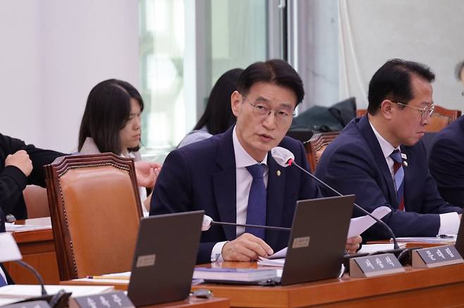 문대림 국회의원이 지난 24일 농협중앙회 국정감사에서 질의하고 있다.