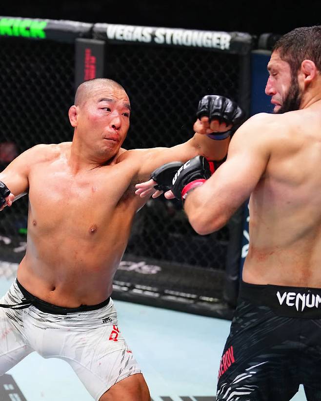 박준용(왼쪽)이 이크람 알리스케로프에게 펀치를 날리고 있다. 사진=UFC