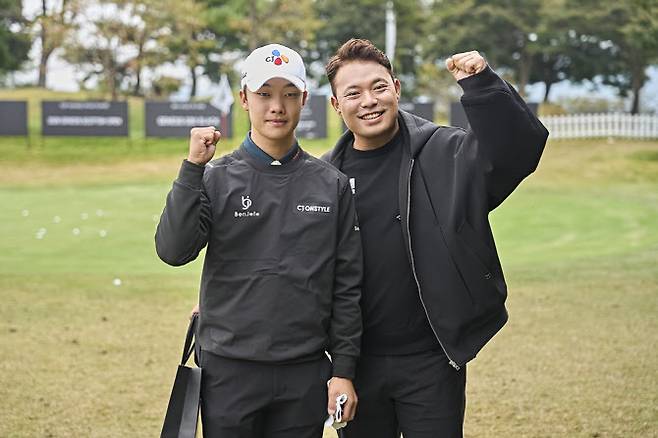 이승택(오른쪽)이 26일 충남 천안시 우정힐스 컨트리클럽에서 열린 제네시스 챔피언십 대회장을 찾아 동료 송민혁의 선전을 응원하고 있다. (사진=KPGA)