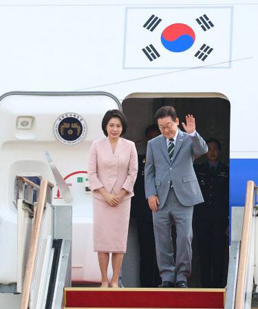 말레이시아 아세안 정상회의 참석차 출국하는 이재명 대통령과 김혜경 여사가 26일 성남 서울공항 공군 1호기에서 환송객에게 인사하고 있다. (사진=연합뉴스)