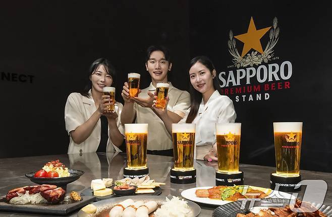 삿포로맥주는 지난 7월 1년 365일 내내 삿포로 프리미엄 맥주만을 즐길 수 있는 '삿포로 프리미엄 비어스탠드' 매장을 서울 성수동에 오픈했다. 사진은 서울 성동구 '삿포로 프리미엄 비어스탠드' 매장에서 모델들이 포즈를 취하고 있는 모습. (삿포로맥주 제공)