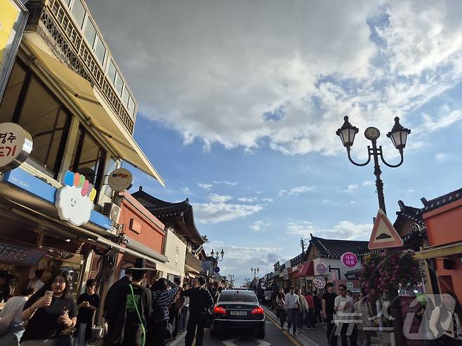 오는 27일부터 11월 1일까지 열리는 ‘2025 아시아태평양경제협력체(APEC) 정상회의’를 앞두고 세계유산 경주역사유적지구에 있는 황리단길이 APEC 참가자, 관광객들로 붐비고 있다. ⓒ News1 김대벽기자