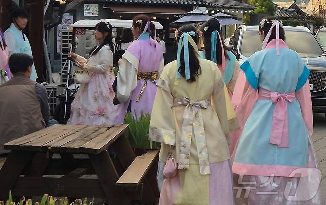 오는 27일부터 11월 1일까지 열리는 ‘2025 아시아태평양경제협력체(APEC) 정상회의’를 앞두고 세계유산 경주역사유적지구에 있는 황리단길이 APEC 참가자, 관광객들로 붐비고 있다. ⓒ News1 김대벽기자