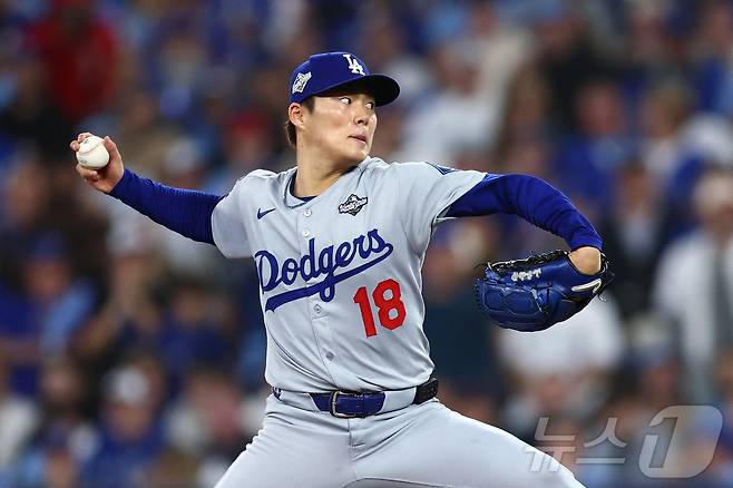 LA 다저스 투수 야마모토 요시노부가 26일(한국시간) 열린 토론토 블루제이스와 2025 메이저리그(MLB) 월드시리즈 2차전에서 선발 등판해 역투하고 있다.  ⓒ AFP=뉴스1
