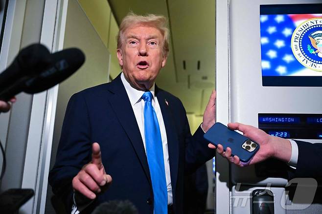 도널드 트럼프 미국 대통령이 26일(현지시간) 카타르에서 말레이시아로 쿠알룸푸르 향하는 에어포스원 기내에서 기자들 질문에 답하고 있다. ⓒ AFP=뉴스1 ⓒ News1 류정민 특파원