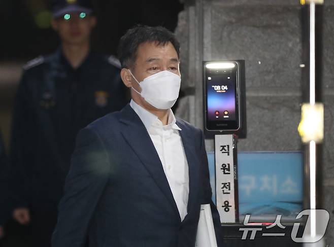 지난 대선에서 허위 보도로 윤석열 대통령(당시 후보)의 명예를 훼손한 혐의를 받아 구속 기소된 화천대유자산관리 대주주 김만배 씨가 지난해 11월20일 오후 경기 의왕시 서울구치소에서 보석으로 석방돼 나오고 있다. 2024.11.20/뉴스1 ⓒ News1 김영운 기자