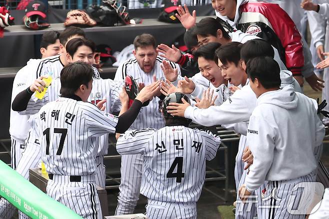 26일 서울 잠실야구장에서 열린 프로야구 2025 신한 SOL뱅크 KBO 포스트시즌 한국시리즈 1차전 한화 이글스와 LG 트윈스의 경기, LG 신민재가 1회말 2사 3루 문보경의 1타점 2루타 때 득점을 올린 후 더그아웃에서 하이파이브를 하고 있다. 2025.10.26/뉴스1 ⓒ News1 김성진 기자