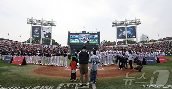 26일 서울 잠실야구장에서 열린 프로야구 2025 신한 SOL뱅크 KBO 포스트시즌 한국시리즈 1차전 한화 이글스와 LG 트윈스의 경기를 앞두고 양 팀 선수들이 도열해 있다. 2025.10.26/뉴스1 ⓒ News1 김진환 기자