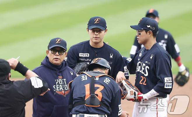 26일 서울 잠실야구장에서 열린 프로야구 2025 신한 SOL뱅크 KBO 포스트시즌 한국시리즈 1차전 한화 이글스와 LG 트윈스의 경기, 한화 선발 문동주가 5회말 1사 3루 LG 오스틴의 3루수 땅볼 때 신민재에게 추가 실점을 한 후 강판 당하고 있다. 2025.10.26/뉴스1 ⓒ News1 김성진 기자