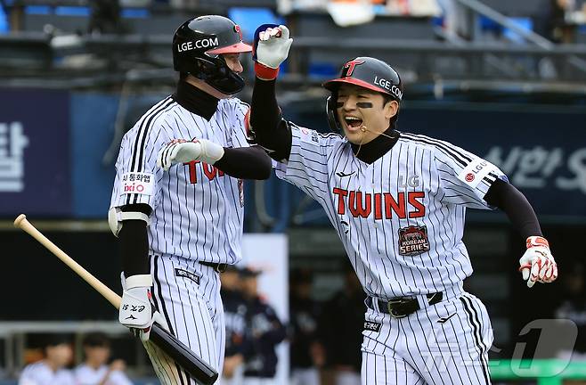 26일 서울 잠실야구장에서 열린 프로야구 2025 신한 SOL뱅크 KBO 포스트시즌 한국시리즈 1차전 한화 이글스와 LG 트윈스의 경기, LG 박해민이 5회말 선두타자로 나와 솔로홈런을 친 뒤 홍창기와 기쁨을 나누고 있다. 2025.10.26/뉴스1 ⓒ News1 김진환 기자