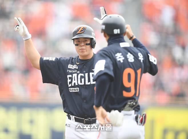 한화 노시환이 26일 서울 잠실구장에서 열린 2025 KBO 포스트시즌 한국시리즈 1차전 LG와 경기 1회초 2사1루 좌전안타를 친 후 환호하고 있다. 잠실 | 최승섭기자 thunder@sportsseoul.com