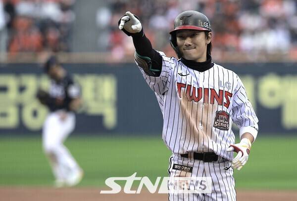 26일 서울 송파구 잠실야구장에서 열린 2025 KBO 한국시리즈 1차전 한화 이글스와 LG 트윈스의 경기, 6회말 1사 만루 상황 LG 신민재가 2타점 적시타를 친 뒤 세리머니를 하고 있다. /사진=뉴시스
