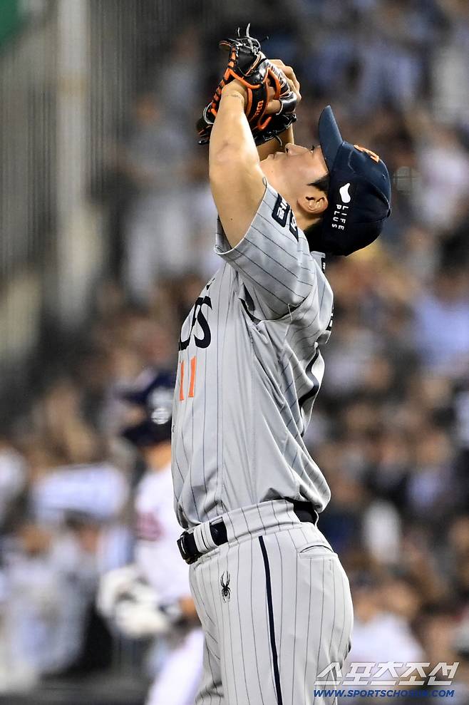 25일 잠실야구장에서 열린 한화와 두산의 경기, 5회말 한화 엄상백이 두산 양석환에 솔로홈런을 내주며 아쉬워하고 있다. 잠실=허상욱 기자wook@sportschosun.com/2025.09.25/