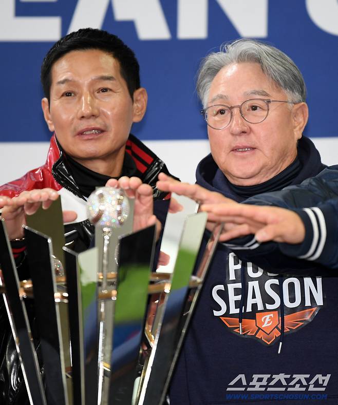 2025 KBO리그 한국시리즈 미디어데이가 25일 잠실구장에서 열렸다. LG 염경엽 감독과 한화 김경문 감독이 기념촬영을 하고 있다. 잠실=박재만 기자 pjm@sportschosun.com/2025.10.25/