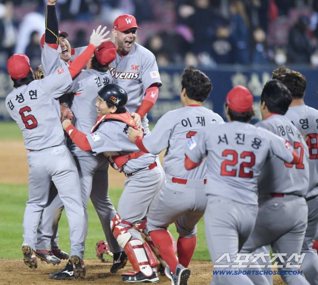 2018 KBO리그 한국시리즈 6차전 SK와이번즈와 두산베어스의 경기가 12일 서울잠실야구장에서 열렸다. SK 마무리 김광현과 선수들이 한국시리즈 우승을 확정짓고 환호하고 있다.

잠실=최문영 기자 deer@sportschosun.com /2018.11.12/