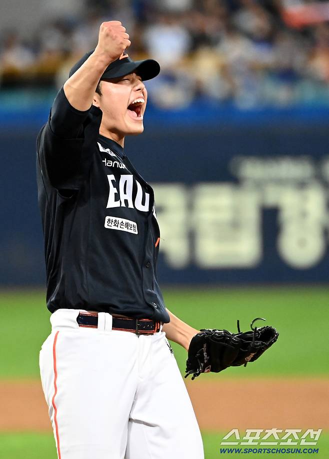 21일 대구 삼성라이온즈파크에서 열린 한화와 삼성의 플레이오프 3차전, 한화가 5대4로 승리했다. 경기를 끝낸 문동주가 환호하고 있다. 대구=허상욱 기자wook@sportschosun.com/2025.10.21/